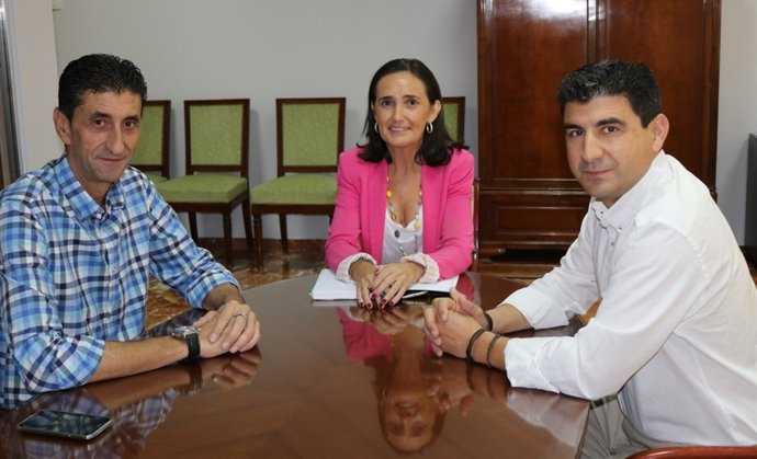 Reunión de la subdelegada del Gobierno en Huelva con líderes sinciales