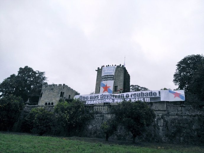 El BNG despliega pancartas para pedir la "devolución" del Pazo de Meirás