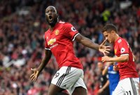 Lukaku gana el pulso a Rooney en la goleada del United al Everton