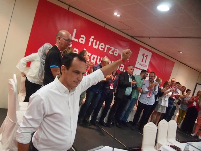 Manuel Hernández levanta el puño en el Congreso del PSOE de Ceuta