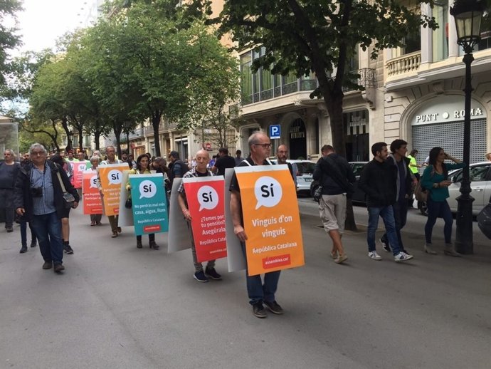 Voluntaris de l'ANC fent de cartells humans en la campanya de el 1-O