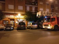 Un incendio en un asador provoca que dos personas resulten intoxicadas, una de ellas trasladada al San Pedro