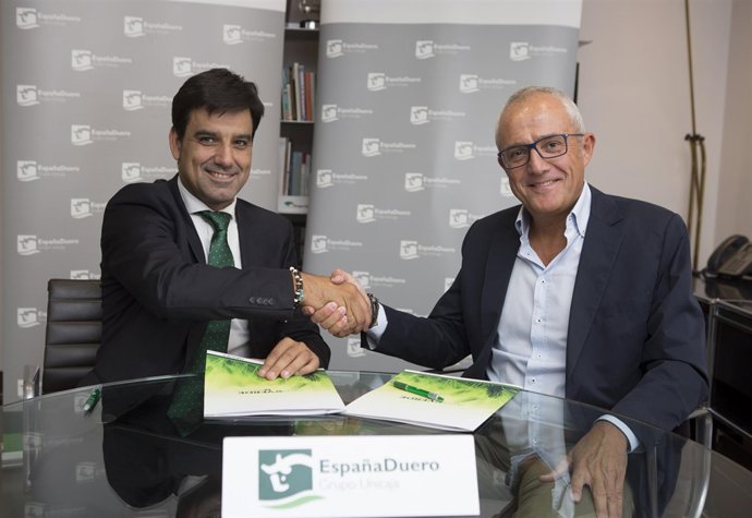 Firma del convenio entre EspañaDuero y Agrocesa