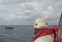 Una patera con 19 inmigrantes llega a tierra en la costa de Barbate y Salvamento busca otras dos en el mar