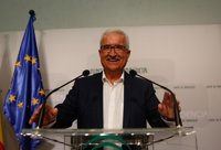 Junta critica que Rajoy ha "tardado mucho" en tomar decisiones y aboga por atajar la situación democráticamente