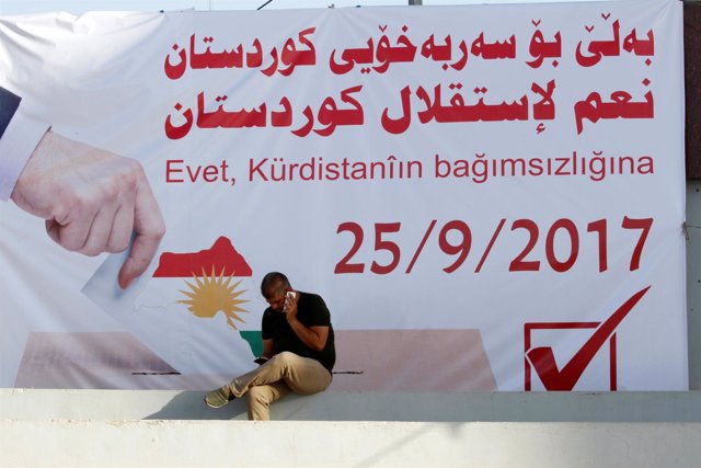 Pancarta a favor del referéndum independista kurdo en Kirkuk