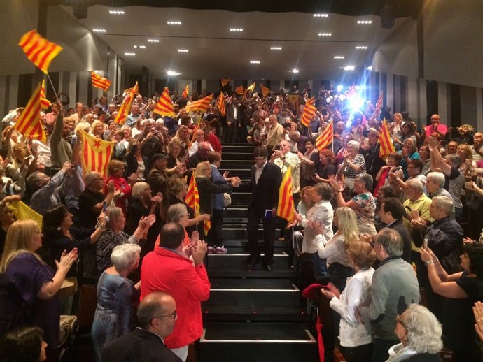 El presidente de la Generalitat, Carles Puigdemont, llegando al mitin del PDeCAT