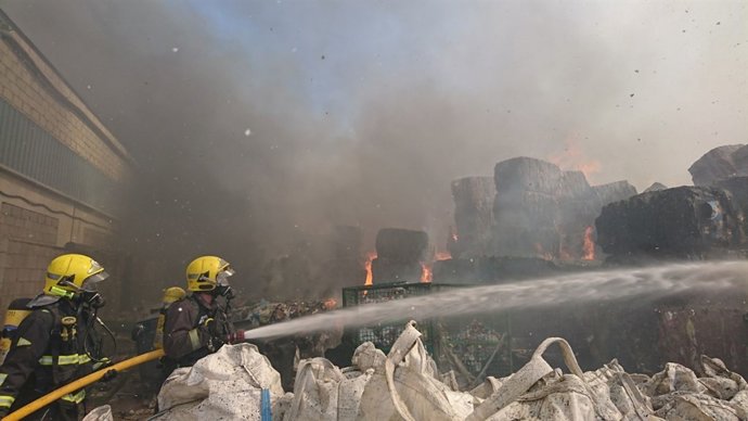 Bomberos fuego incendio planta reciclaje málaga recisur agua humo papel