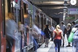 Un tren de FGC parado en una estación 