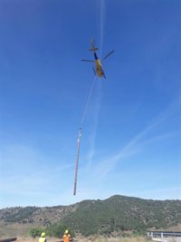 Endesa reforma con un helicóptero una línea eléctrica del Priorat