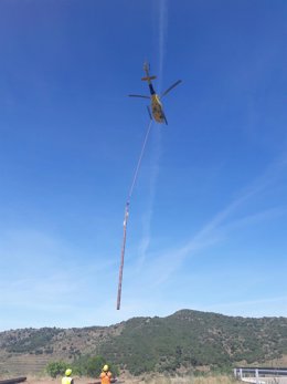 Endesa realiza reformas en una línea eléctrica Falset con un helicóptero