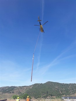 Endesa realitza reformes en una línia elèctrica Falset amb un helicòpter