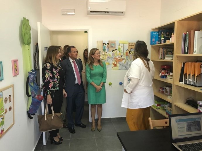 La consejera de Salud visita el centro de atención temprana de Chiclana