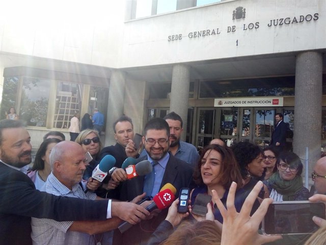 Celia Mayer y Carlos Sánchez Mato, tras declarar como querellados