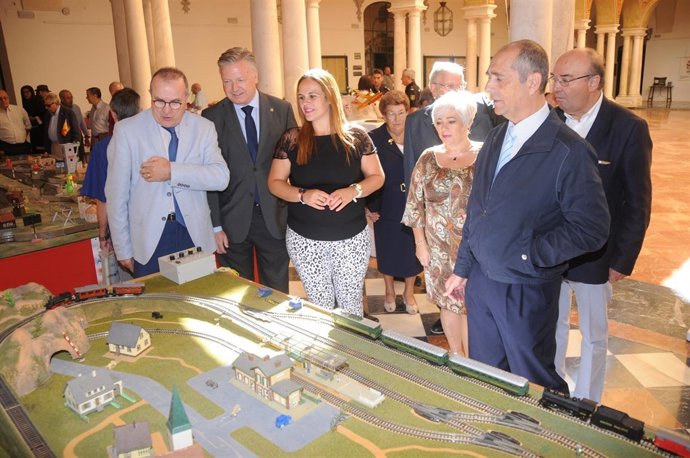 Autoridades durante la inauguración de la Semana Modelística Histórica