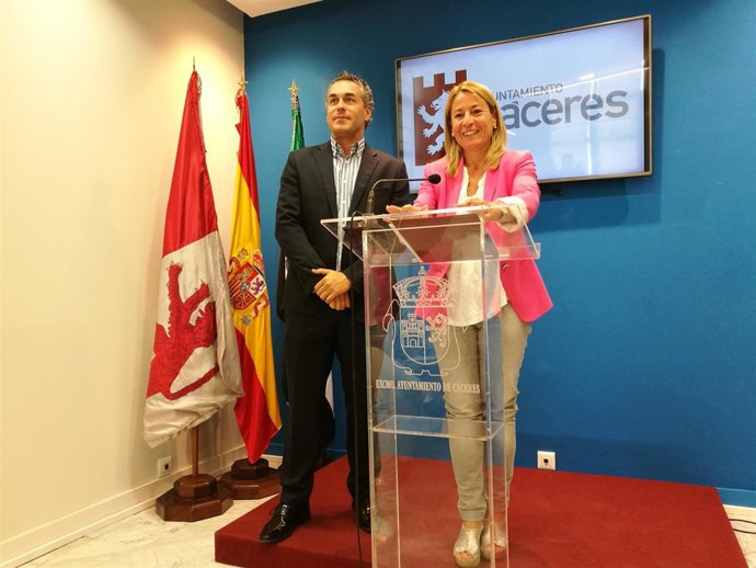 La alcaldesa de Cáceres, Elena Nevado, y el concejal de Turismo, 