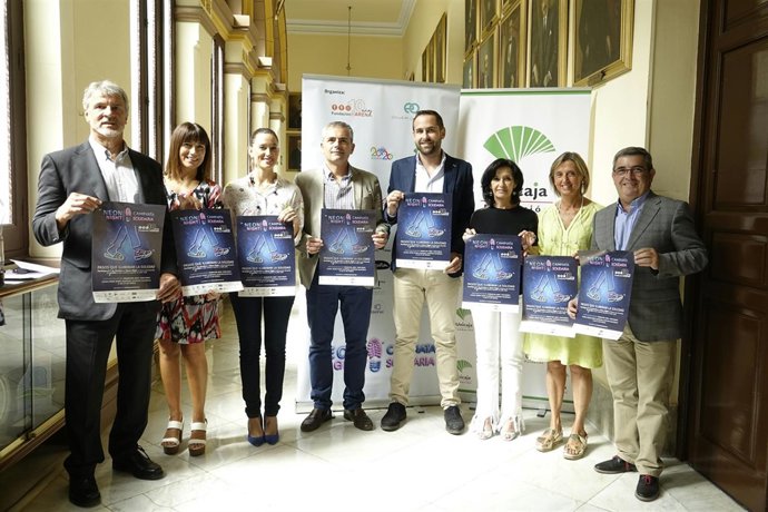 Caminata solidaria neon night málaga ayuntamiento fundación harena
