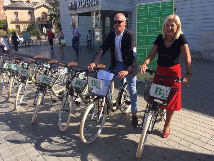 El delegado de Fomento presenta las nuevas bicicletas del servicio Bus+Bici