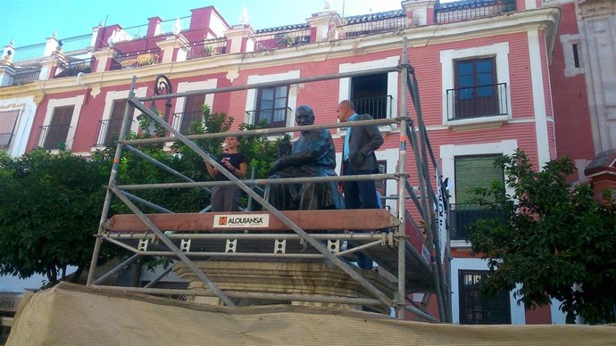 Obras en la estatua de Martínez Montañés.