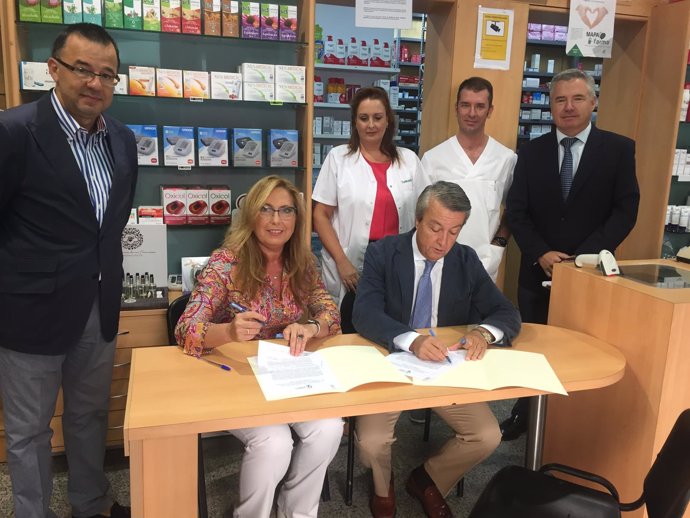 Luna y Cruz firman la adhesión del Colegio de Farmacéuticos