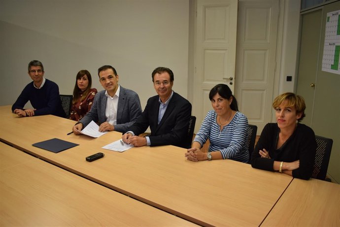 En el centro, Pere Cornellà y Carles Motas