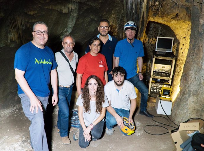 Equipo de investigación en la Cueva de Nerja