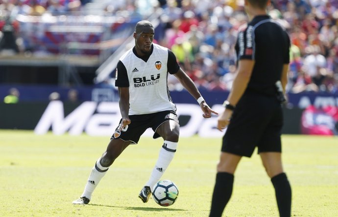 Geoffrey Kondogbia jugando con el Valencia CF