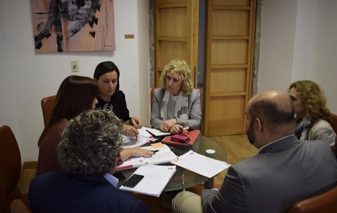 Reunión de Isabel Fernández con el grupo parlamentario antes del Pleno