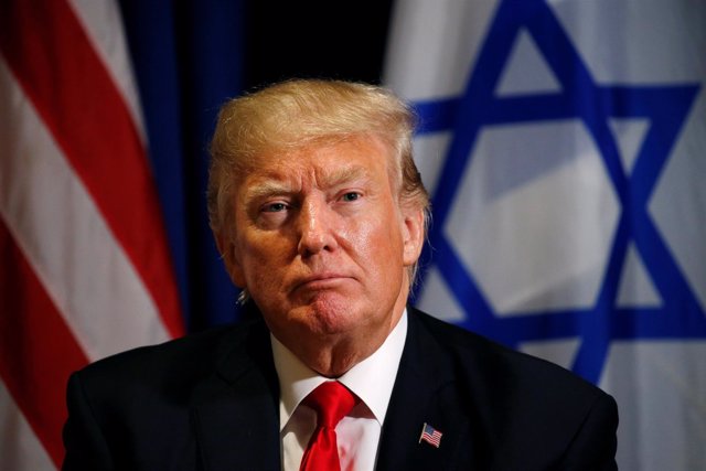 El presidente estadounidense, Donald Trump, con la bandera israelí al fondo