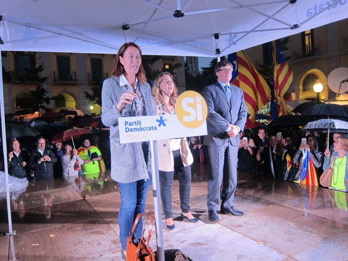 L'alcaldessa de Girona M.Madrenas, M.Pascal (PDeCAT) i el pte.C.Puigdemont