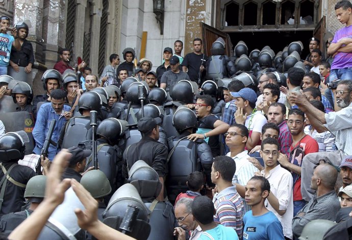 Policías egipcios intentan ingresar a la mezquita al-Fath, en El Cairo