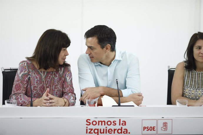 Pedro Sánchez y Cristina Narbona en la sede del PSOE