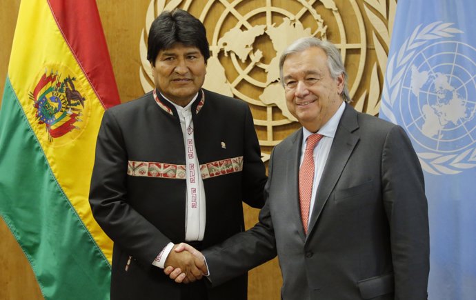 Bolivian President Evo Morales (L) shakes hands with United Nations Secretary Ge