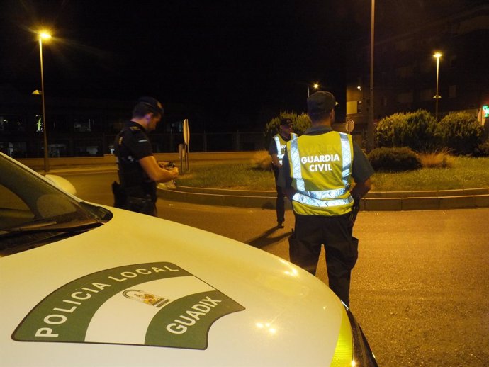 La Policía Local junto a la Guardia Civil en el dispositivo de tráfico.