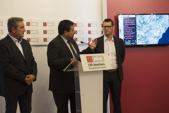 Javier Moliner (centro) en rueda de prensa  