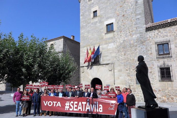 Concentración de apoyo a la candidatura de Ávila como nombre del nuevo Seat