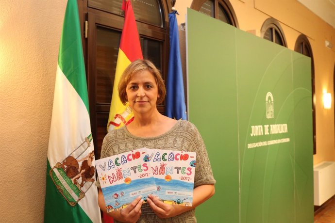 La coordinadora del IAM en Córdoba, Ana Díaz, con folletos de Vacacionantes