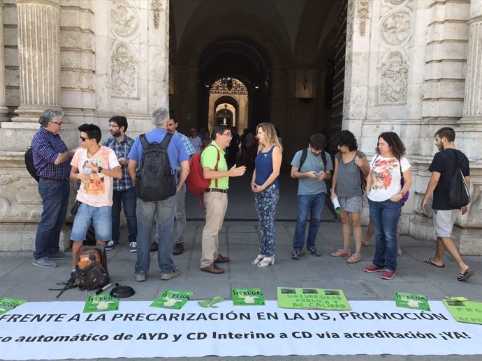 Lizárraga con el colectivo de interinos universitarios en huelga de la US