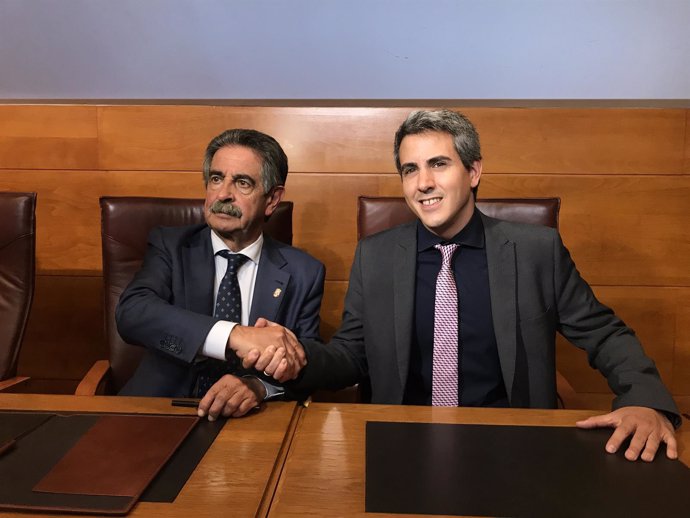 Revilla y Zuloaga se dan la mano tras rurbricar la adenda al pacto de gobierno