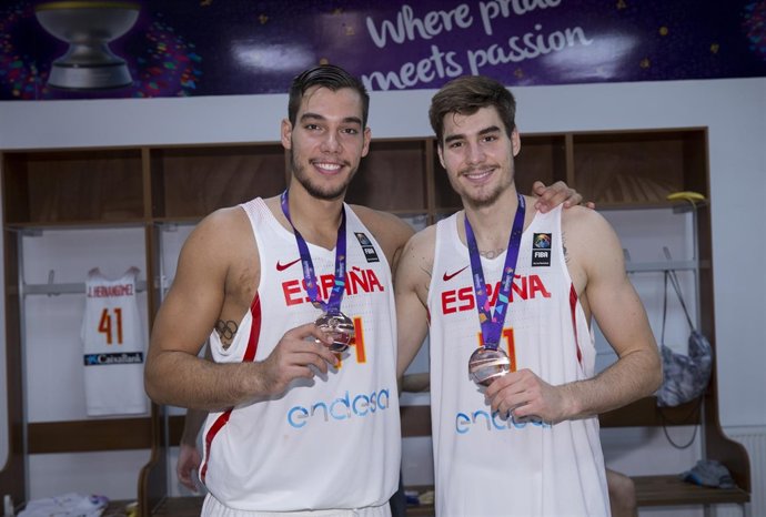 Willy y Juancho Hernangómez celebran su medalla con la selección