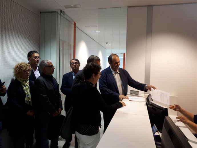 Editores de medios entran un escrito en el Síndic de Greuges