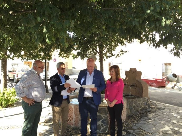 Ruiz (dcha.) e Izquierdo (centro), durante la entrega de las obras
