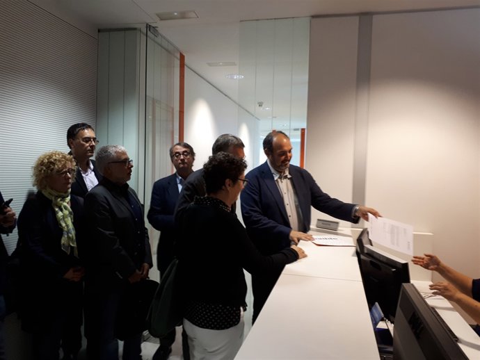 Editors de mitjans entren un escrit en el Síndic de Greuges