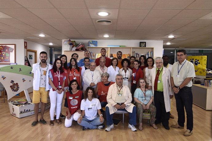 La gerente del Hospital Reina Sofía, Valle García (centro), junto a voluntarios