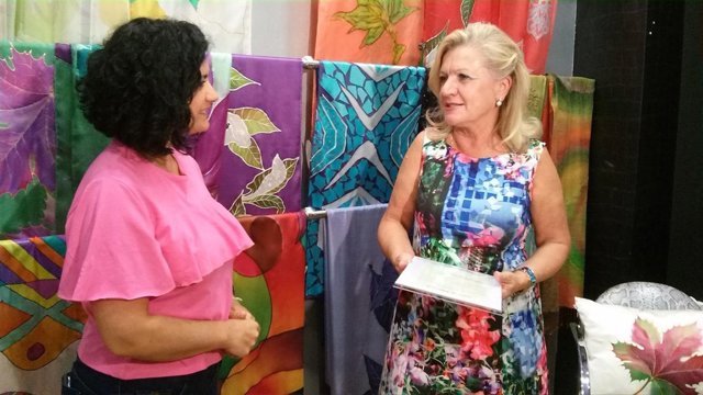 Del Moral (i) entrega la Carta de Artesana a Pepitina Ruiz.