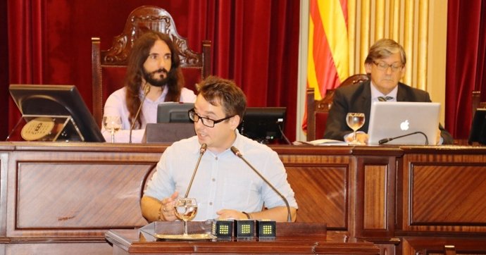 El diputado Carlos Saura defiende la proposición no de ley sobre poder judicial
