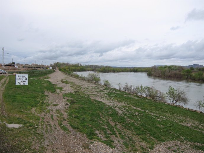 El río Ebro a su paso por Novillas, cartel de protesta en la zona inundable