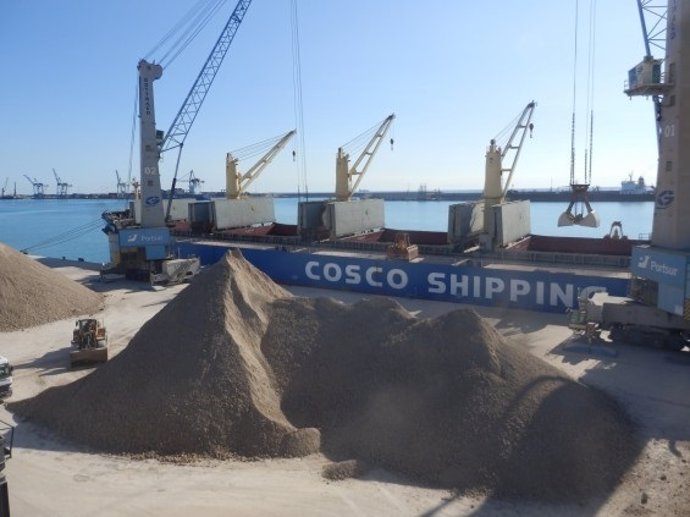El Port de  Castelló rep el barco més gran carregat d'argila 