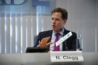 Clegg critica la "complacencia política" de Juncker ante los desafíos de la UE