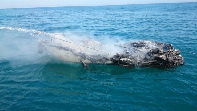 Un barco se incendia frente a la costa de El Perelló (Sueca)